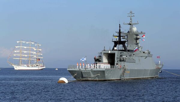 Корвет проекта 20380 Совершенный и парусник Надежда в бухте Аякс. Архивное фото Корвет проекта 20380 Совершенный и парусник Надежда в бухте Аякс. Архивное фото