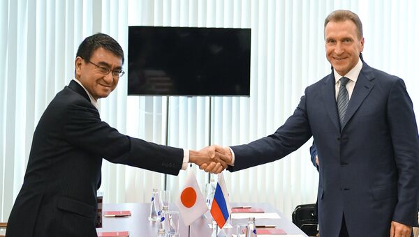 Встреча первого вице-премьера РФ И. Шувалова с главой МИД Японии Т. Коно в рамках ВЭФ Встреча первого вице-премьера РФ И. Шувалова с главой МИД Японии Т. Коно в рамках ВЭФ