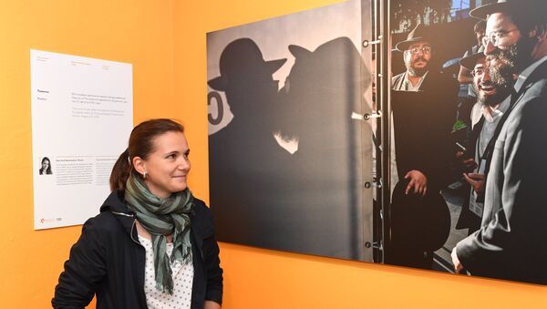 Фотокорреспондент Кристина Кормилицына на выставке работ финалистов Международного конкурса фотожурналистики имени Андрея Стенина в Центре фотографии имени братьев Люмьер в Москве Фотокорреспондент Кристина Кормилицына на выставке работ финалистов Международного конкурса фотожурналистики имени Андрея Стенина в Центре фотографии имени братьев Люмьер в Москве