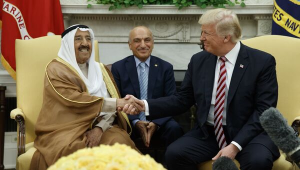 Дональд Трамп во время встречи с эмиром Кувейта — шейхом Сабахом аль-Ахмедом аль-Джабером ас-Сабахом в Овальном кабинете Белого дома. 7 сентября 2017 Дональд Трамп во время встречи с эмиром Кувейта — шейхом Сабахом аль-Ахмедом аль-Джабером ас-Сабахом в Овальном кабинете Белого дома. 7 сентября 2017