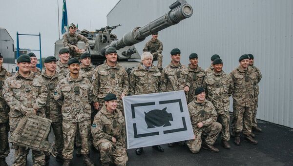 Британский министр иностранных дел Борис Джонсон во время встречи с британскими военными на военной базе Тапа, Эстония. 8 сентября 2017 Британский министр иностранных дел Борис Джонсон во время встречи с британскими военными на военной базе Тапа, Эстония. 8 сентября 2017