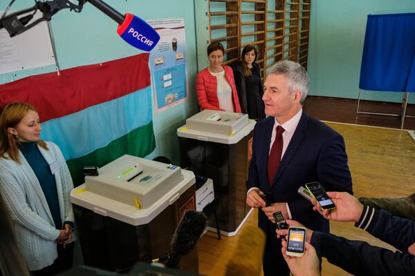 Временно исполняющий обязанности главы Республики Карелия Артур Парфенчиков на избирательном участке в единый день голосования. 10 сентября 2017 Временно исполняющий обязанности главы Республики Карелия Артур Парфенчиков на избирательном участке в единый день голосования. 10 сентября 2017
