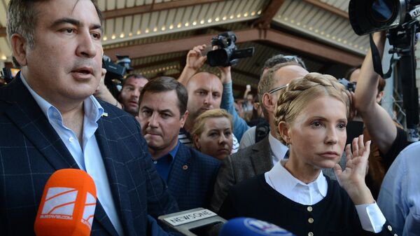 Экс-президент Грузии, бывший губернатор Одесской области Михаил Саакашвили и лидер всеукраинского объединения Батькивщина Юлия Тимошенко на железнодорожном вокзале в польском Пшемышле Экс-президент Грузии, бывший губернатор Одесской области Михаил Саакашвили и лидер всеукраинского объединения Батькивщина Юлия Тимошенко на железнодорожном вокзале в польском Пшемышле