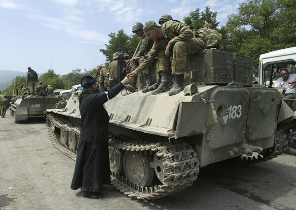 Священник приветствует Российских солдат в Цхинвале Священник приветствует Российских солдат в Цхинвале