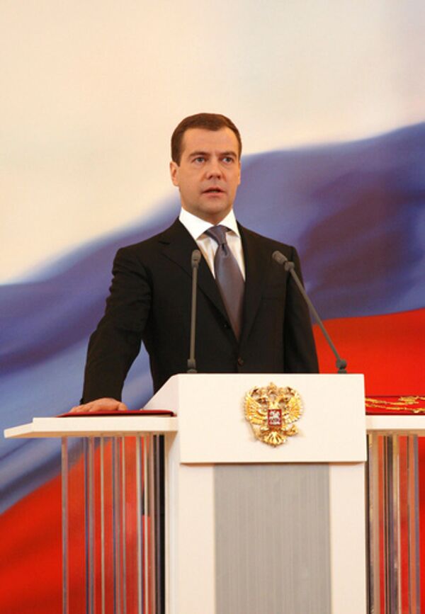 07 мая 2008. Дмитрий Медведев во время присяги на торжественной церемонии вступления в должность президента России. Архив 07 мая 2008. Дмитрий Медведев во время присяги на торжественной церемонии вступления в должность президента России. Архив
