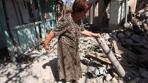 Жительница Цхинвали возле своего дома Жительница Цхинвали возле своего дома