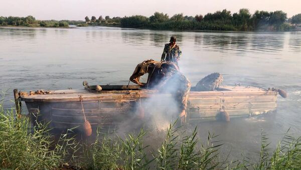 Бойцы сирийской армии во время подготовки к форсированию реки Ефрат в районе города Дейр-эз-Зор Бойцы сирийской армии во время подготовки к форсированию реки Ефрат в районе города Дейр-эз-Зор
