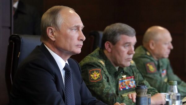 Владимир Путин во время инспекции учений Запад-2017. 18 сентября 2017 Владимир Путин во время инспекции учений Запад-2017. 18 сентября 2017