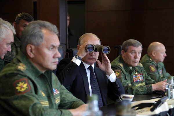 Владимир Путин во время инспекции учений Запад-2017. 18 сентября 2017 Владимир Путин во время инспекции учений Запад-2017. 18 сентября 2017