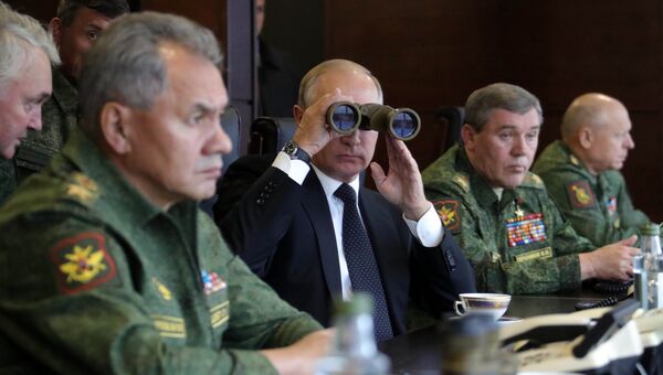 Владимир Путин во время инспекции учений Запад-2017. 18 сентября 2017 Владимир Путин во время инспекции учений Запад-2017. 18 сентября 2017