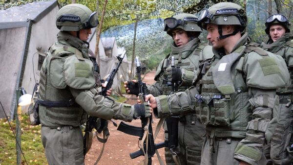 Военнослужащие вооруженных сил РФ во время совместных стратегических учений (ССУ) вооружённых сил России и Белоруссии на Лужском полигоне в Ленинградской области Военнослужащие вооруженных сил РФ во время совместных стратегических учений (ССУ) вооружённых сил России и Белоруссии на Лужском полигоне в Ленинградской области