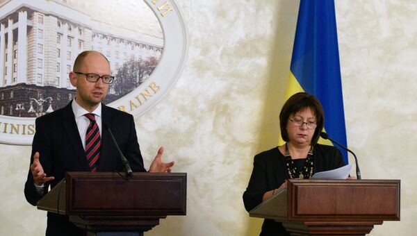 Премьер-министр Украины Арсений Яценюк и министр финансов Украины Наталья Яресько. 13 ноября 2015 Премьер-министр Украины Арсений Яценюк и министр финансов Украины Наталья Яресько. 13 ноября 2015