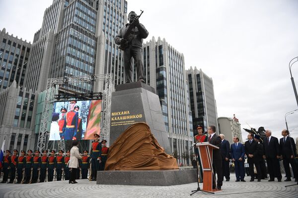 Церемония открытия памятника оружейнику Михаилу Калашникову в Москве. 19 сентября 2017 Церемония открытия памятника оружейнику Михаилу Калашникову в Москве. 19 сентября 2017