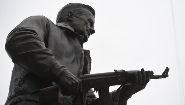 Памятник оружейнику Михаилу Калашникову на пересечении Садово-Каретной и Долгоруковской улиц в Москве Памятник оружейнику Михаилу Калашникову на пересечении Садово-Каретной и Долгоруковской улиц в Москве
