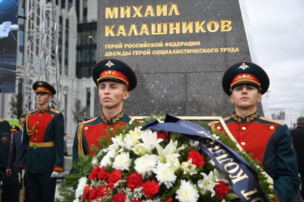 Церемония открытия памятника оружейнику Михаилу Калашникову в Москве Церемония открытия памятника оружейнику Михаилу Калашникову в Москве