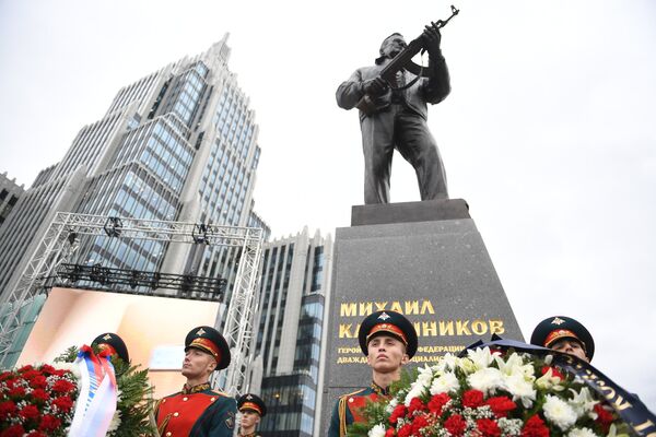 Церемония открытия памятника оружейнику Михаилу Калашникову в Москве Церемония открытия памятника оружейнику Михаилу Калашникову в Москве