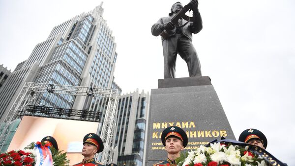 Церемония открытия памятника оружейнику Михаилу Калашникову в Москве Церемония открытия памятника оружейнику Михаилу Калашникову в Москве
