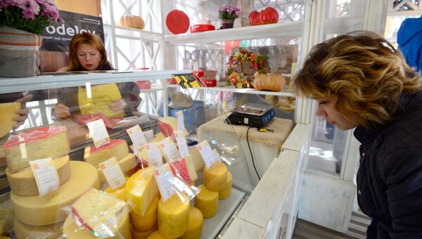 Посетитель на гастрономическом фестивале Золотая осень в Москве. 22 сентября 2017 Посетитель на гастрономическом фестивале Золотая осень в Москве. 22 сентября 2017