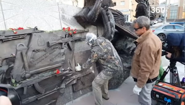 Видео демонтажа фрагмента памятника Калашникову в Москве Видео демонтажа фрагмента памятника Калашникову в Москве