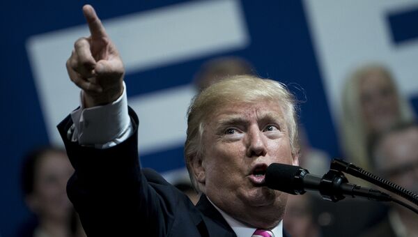Президент США Дональд Трамп на предвыборном митинге в штате Алабама, который проходит в поддержку кандидата от республиканцев в сенат. 22 сентября 2017 Президент США Дональд Трамп на предвыборном митинге в штате Алабама, который проходит в поддержку кандидата от республиканцев в сенат. 22 сентября 2017