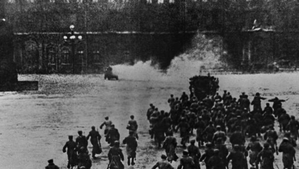 Штурм Зимнего дворца 25 октября 1917 года. Кадр из фильма Октябрь. Режиссеры Сергей Эйзенштейн, Григорий Александров. 1927 год. Штурм Зимнего дворца 25 октября 1917 года. Кадр из фильма Октябрь. Режиссеры Сергей Эйзенштейн, Григорий Александров. 1927 год.