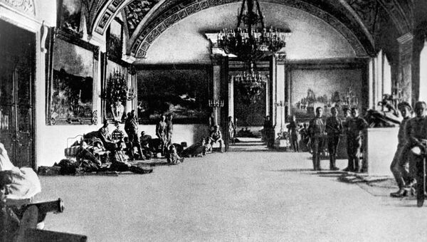 Юнкера в Зимнем дворце. Петроград, 1917 год Юнкера в Зимнем дворце. Петроград, 1917 год