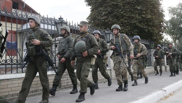 Солдаты украинской армии патрулируют улицу в городе Калиновка. 27 сентября 2017 Солдаты украинской армии патрулируют улицу в городе Калиновка. 27 сентября 2017