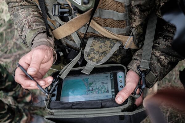 Военнослужащий Вооруженных Сил РФ с планшетом комплекса Стрелец Военнослужащий Вооруженных Сил РФ с планшетом комплекса Стрелец