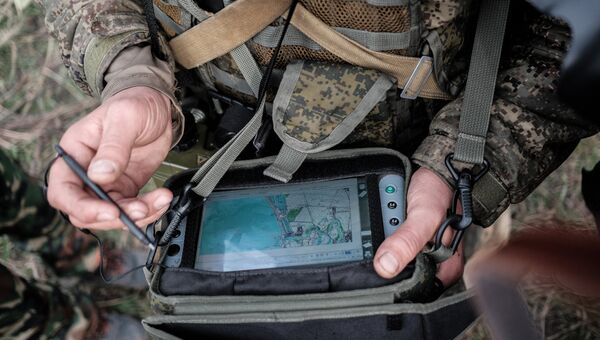 Военнослужащий Вооруженных Сил РФ с планшетом комплекса Стрелец Военнослужащий Вооруженных Сил РФ с планшетом комплекса Стрелец