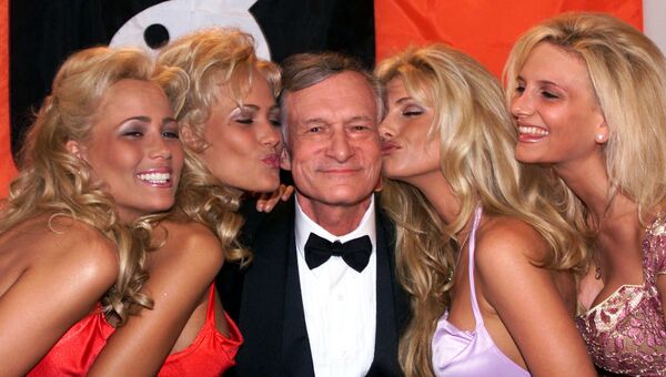 Хью Хефнер с девушками Playboy во время 52-го Каннского кинофестиваля. 14 мая 1999 Хью Хефнер с девушками Playboy во время 52-го Каннского кинофестиваля. 14 мая 1999