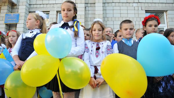 Ученики на торжественной линейке, посвященной Дню знаний, во Львове Ученики на торжественной линейке, посвященной Дню знаний, во Львове