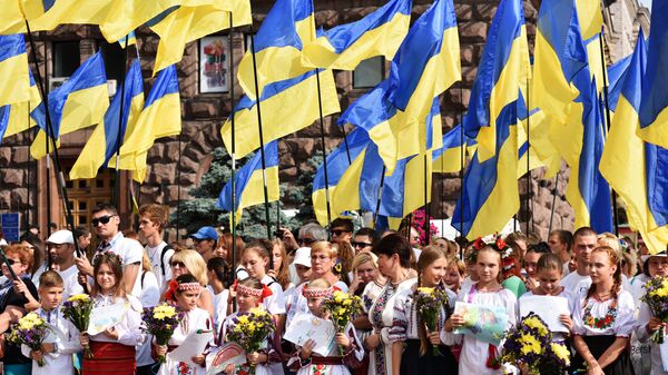Местные жители во время праздничного мероприятия, посвященного Дню флага Украины Местные жители во время праздничного мероприятия, посвященного Дню флага Украины