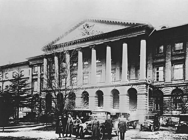 Здание Смольного в Петрограде в дни Октябрьской революции 1917 года Здание Смольного в Петрограде в дни Октябрьской революции 1917 года