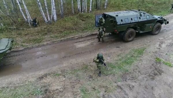 Поиск диверсантов и разминирование дороги: учения ракетных войск под Новосибирском Поиск диверсантов и разминирование дороги: учения ракетных войск под Новосибирском