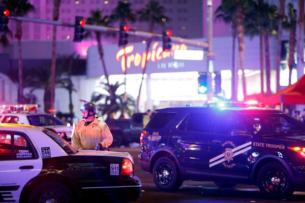 Сотрудники полиции на месте стрельбы у казино Mandalay Bay в Лас-Вегасе, США. 2 октября 2017 Сотрудники полиции на месте стрельбы у казино Mandalay Bay в Лас-Вегасе, США. 2 октября 2017