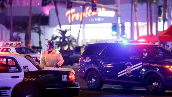 Сотрудники полиции на месте стрельбы у казино Mandalay Bay в Лас-Вегасе, США. 2 октября 2017 Сотрудники полиции на месте стрельбы у казино Mandalay Bay в Лас-Вегасе, США. 2 октября 2017