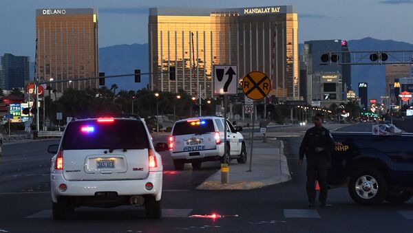 Полиция на дороге, ведущей к отелю и казино Mandalay Bay в Лас-Вегасе Полиция на дороге, ведущей к отелю и казино Mandalay Bay в Лас-Вегасе