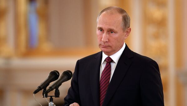 Владимир Путин выступает на церемонии вручения верительных грамот послов иностранных государств в Александровском зале Большого Кремлёвского дворца. 3 октября 2017 Владимир Путин выступает на церемонии вручения верительных грамот послов иностранных государств в Александровском зале Большого Кремлёвского дворца. 3 октября 2017