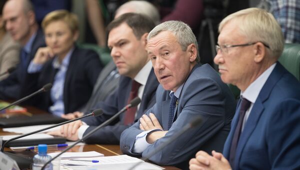 Председатель Временной комиссии по защите суверенитета России Андрей Климов на заседании в Совете Федерации. 5 октября 2017 Председатель Временной комиссии по защите суверенитета России Андрей Климов на заседании в Совете Федерации. 5 октября 2017