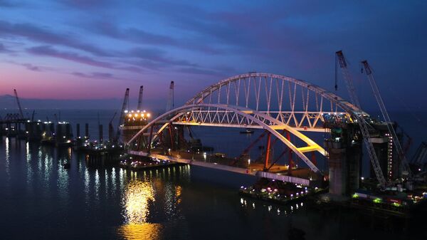 Подготовка автодорожной арки Крымского моста к подъему на опоры Подготовка автодорожной арки Крымского моста к подъему на опоры