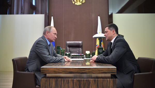 Владимир Путин и временно исполняющий обязанности губернатора Псковской област Михаил Ведерников во время встречи. 12 октября 2017 Владимир Путин и временно исполняющий обязанности губернатора Псковской област Михаил Ведерников во время встречи. 12 октября 2017