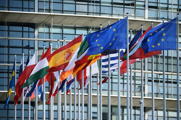 Флаги ЕС у здания Европейского парламента в Страсбурге Флаги ЕС у здания Европейского парламента в Страсбурге