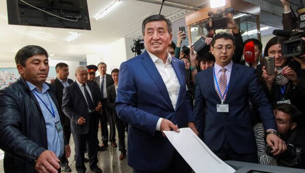 Кандидат в президенты Киргизии Сооронбай Жээнбеков голосует на избирательном участке в Бишкеке. 15 октября 2017 Кандидат в президенты Киргизии Сооронбай Жээнбеков голосует на избирательном участке в Бишкеке. 15 октября 2017