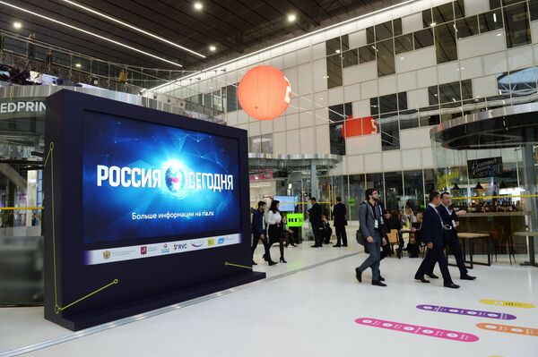 Участники Московского международного форума Открытые инновации - 2017 в инновационном центре Сколково. 16 октября 2017 Участники Московского международного форума Открытые инновации - 2017 в инновационном центре Сколково. 16 октября 2017