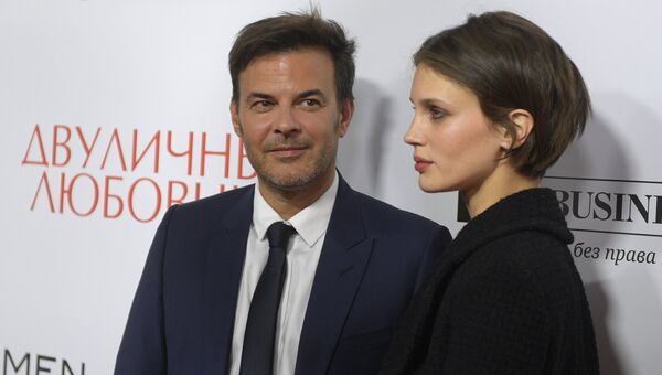 Кинорежиссёр Франсуа Озон и актриса Марина Вакт на премьере фильма Двуличный любовник в Москве. 16 октября 2017 Кинорежиссёр Франсуа Озон и актриса Марина Вакт на премьере фильма Двуличный любовник в Москве. 16 октября 2017