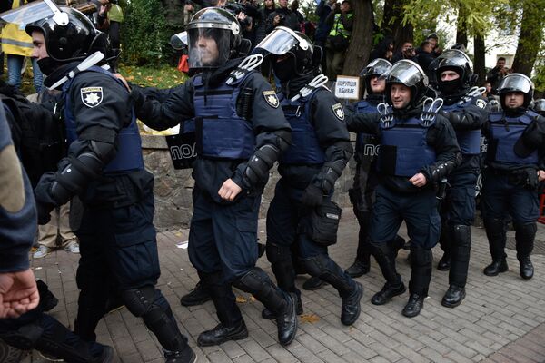 Сотрудники полиции во время акции протеста у здания Верховной рады Украины в Киеве Сотрудники полиции во время акции протеста у здания Верховной рады Украины в Киеве