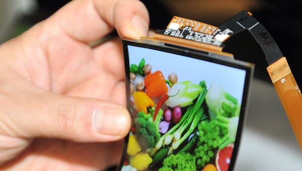 Пластиковый дисплей OLED (POLED), используемый в изогнутом экране смартфона LG Electronics G Flex Пластиковый дисплей OLED (POLED), используемый в изогнутом экране смартфона LG Electronics G Flex