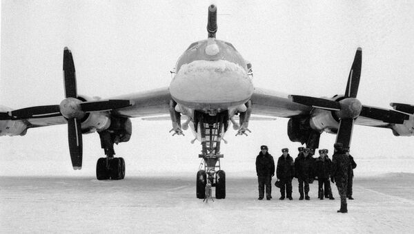 Стратегический бомбардировщик «ТУ-95» на аэродроме части дальней авиации Стратегический бомбардировщик «ТУ-95» на аэродроме части дальней авиации