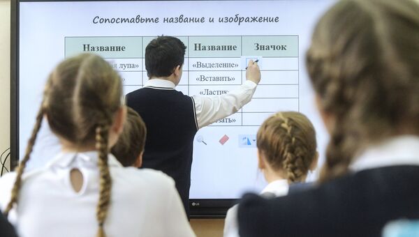 Ученик выполняет задание возле интерактивной доски Ученик выполняет задание возле интерактивной доски