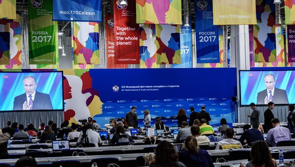 Участники XIX ВФМС смотрят трансляцию выступления президента РФ Владимира Путина на итоговой сессии международного дискуссионного клуба Валдай. 19 октября 2017 Участники XIX ВФМС смотрят трансляцию выступления президента РФ Владимира Путина на итоговой сессии международного дискуссионного клуба Валдай. 19 октября 2017